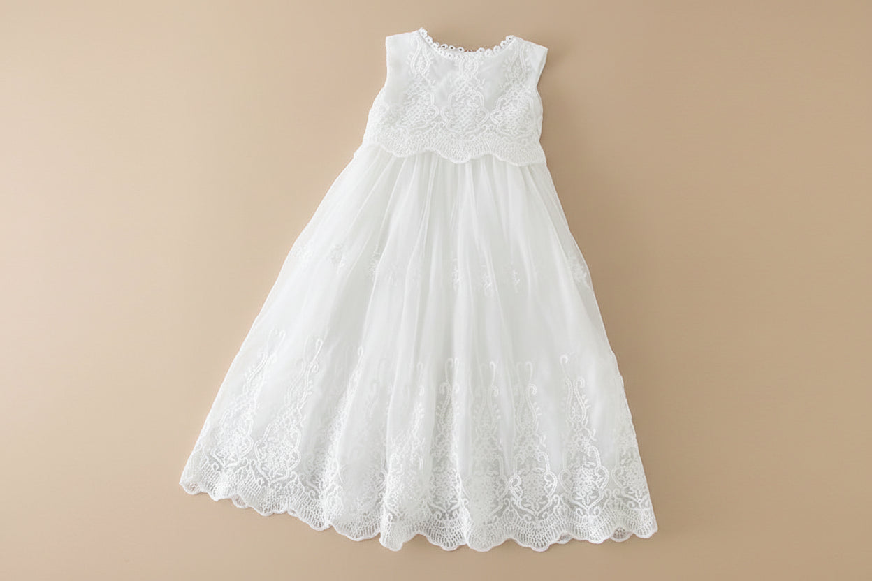 Vue de profil montrant le volume et la coupe aérienne de la robe de baptême longue pour bébé