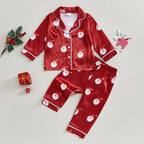 pyjama de noël rouge enfant à motifs père noël sur fond clair avec décorations festives