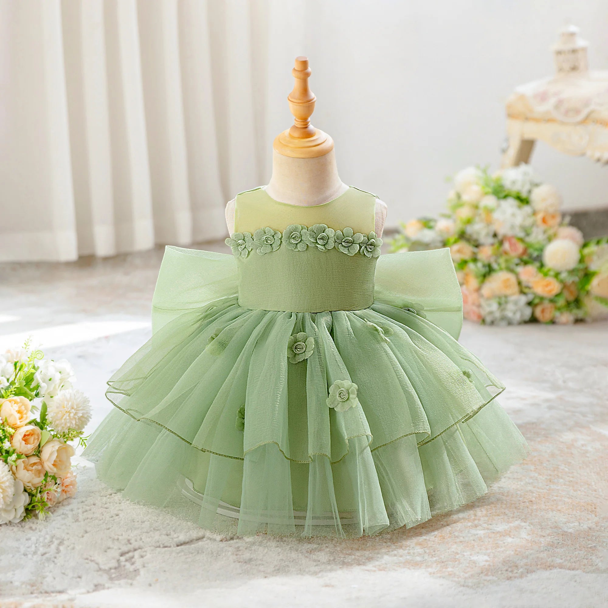Robe de fête bébé couleur vert d'eau style princesse pour séance photo 1 an.