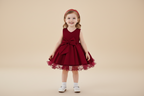 Robe anniversaire fille satinée rouge avec jupe volumineuse et nœud élégant