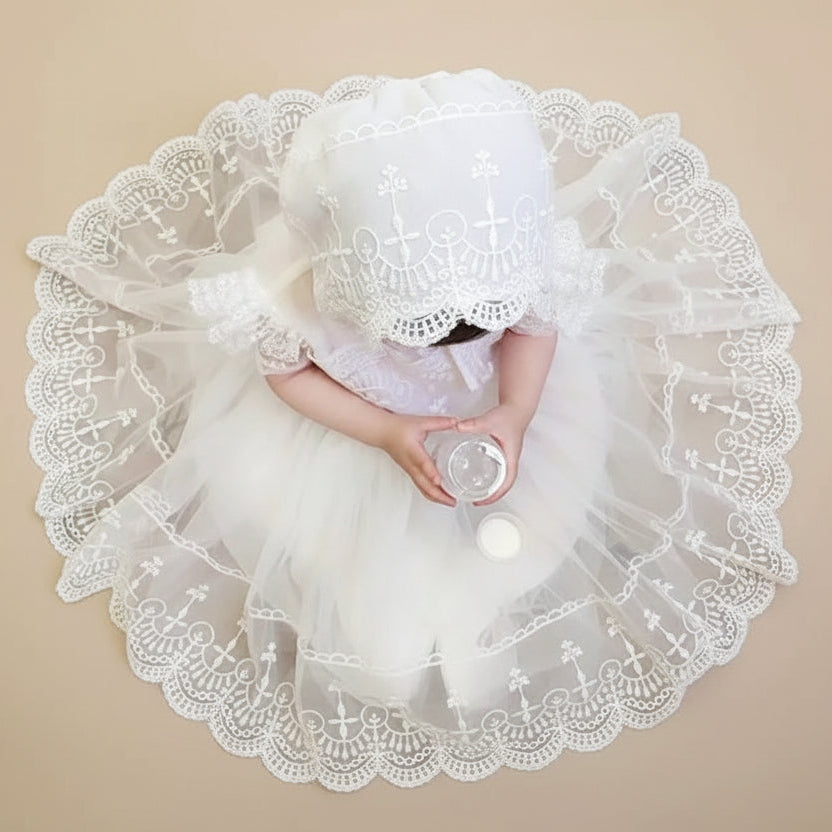Vue aérienne d'une robe de baptême pour bébé montrant le travail de dentelle sur le jupon évasé