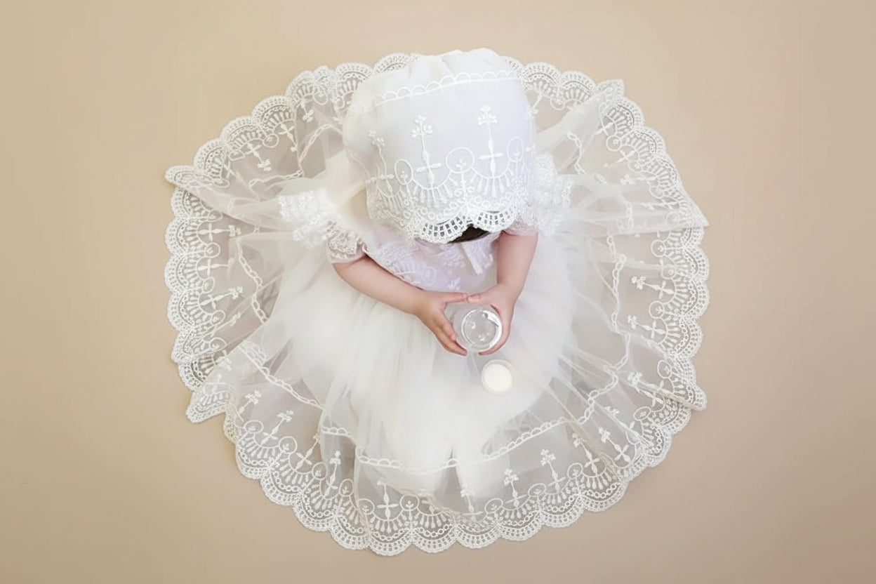 Vue aérienne d'une robe de baptême pour bébé montrant le travail de dentelle sur le jupon évasé