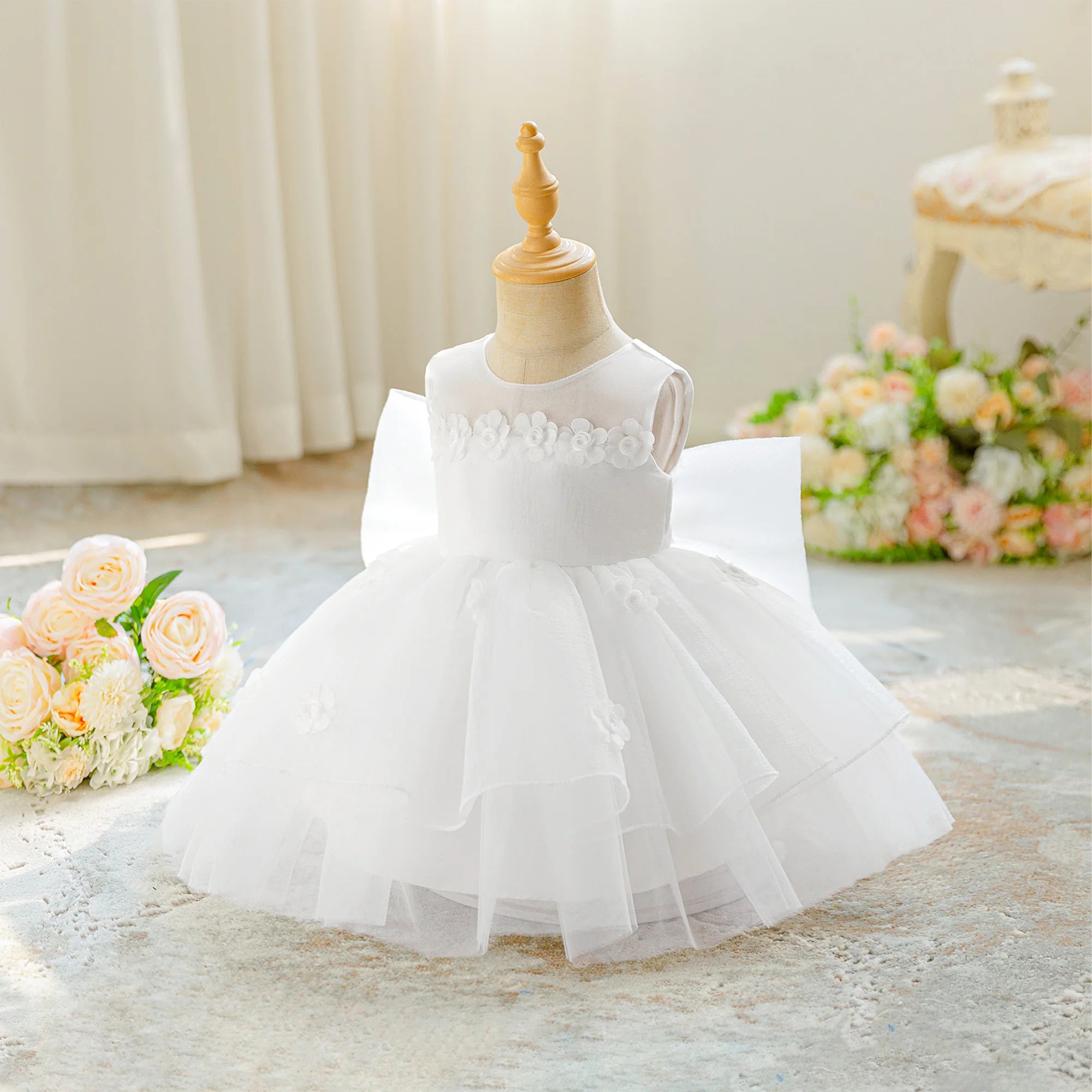 Robe de princesse blanche bébé idéale pour baptême ou premier anniversaire.