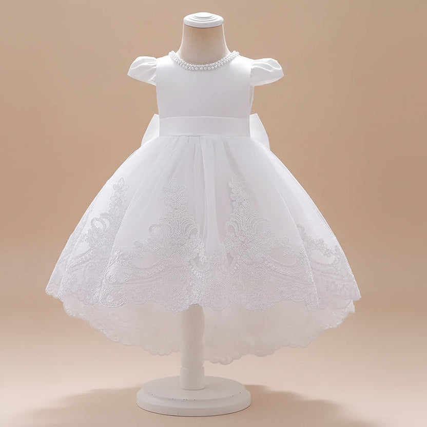 Robe de baptême blanche pour bébé avec longue traîne et fleurs brodées