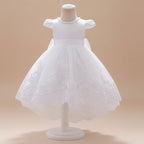 Robe de baptême blanche pour bébé avec longue traîne et fleurs brodées