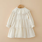 Vue de dos de la robe en coton avec boutonnage discret dans le dos
