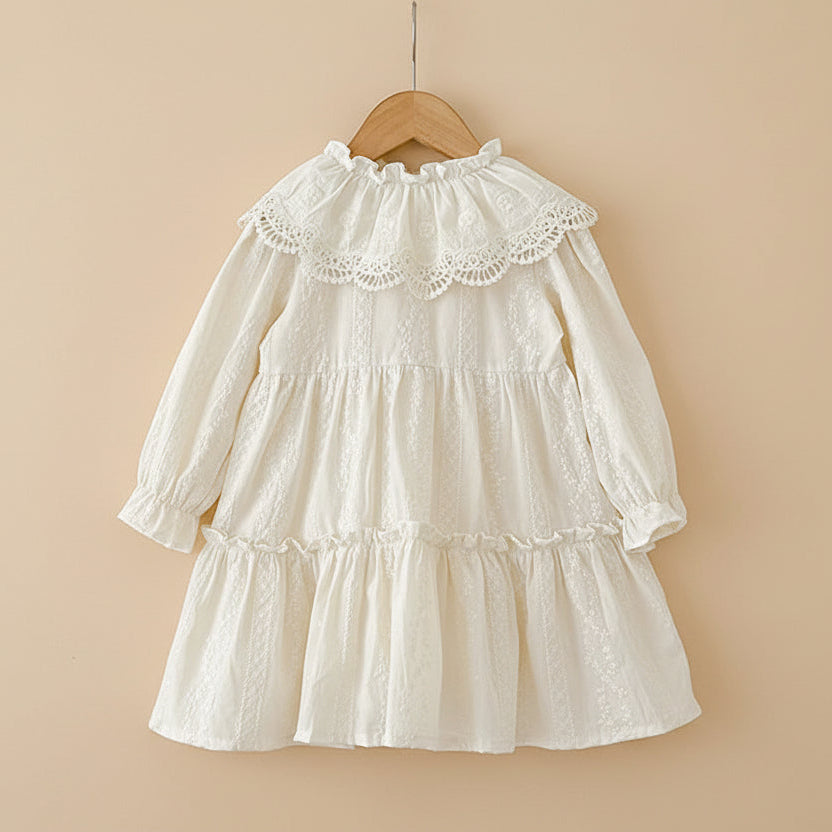 Vue de dos de la robe en coton avec boutonnage discret dans le dos