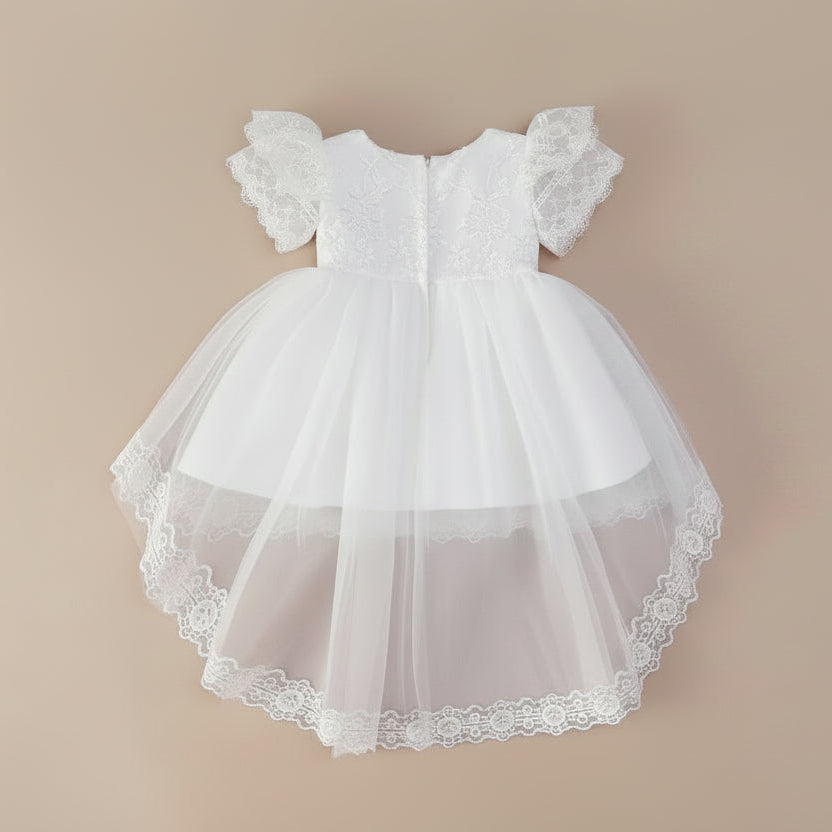 Vue arrière de la robe Céleste montrant l'élégante traîne en tulle et la coupe asymétrique plus longue au dos