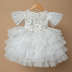 Robe de cérémonie blanche pour bébé avec broderies délicates sur le bustier et perles à l'avant