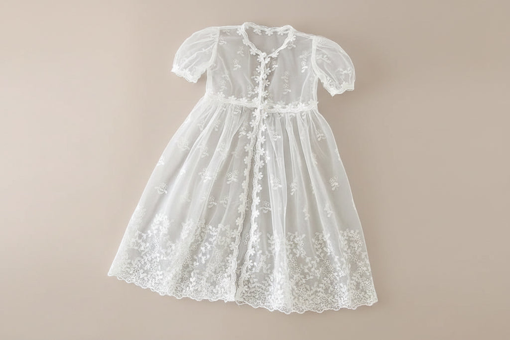 Vue de face de la robe de cérémonie blanche sans manches avec petit nœud discret à la taille