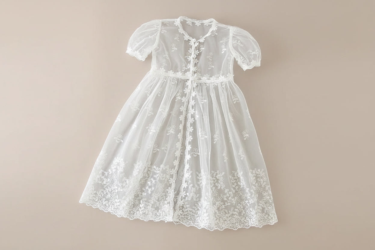 Vue de face de la robe de cérémonie blanche sans manches avec petit nœud discret à la taille