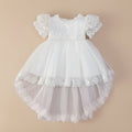 Robe de cérémonie blanche Céleste pour bébé avec buste en dentelle, manches papillon et jupe asymétrique en tulle