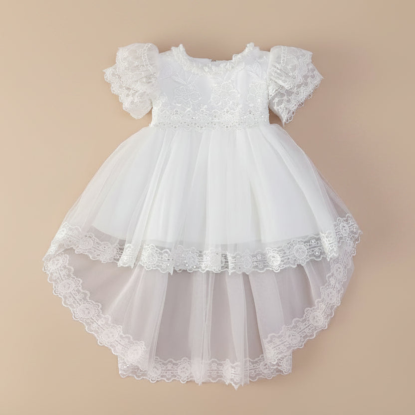 Robe de cérémonie blanche Céleste pour bébé avec buste en dentelle, manches papillon et jupe asymétrique en tulle
