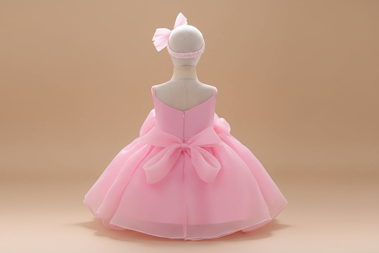 Vue de dos de la robe Rosie rose mettant en avant le nœud et la fermeture éclair