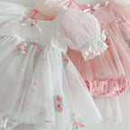 Robes de cérémonie bébé en tulle brodé de fleurs, modèles blanc et rose poudré.
