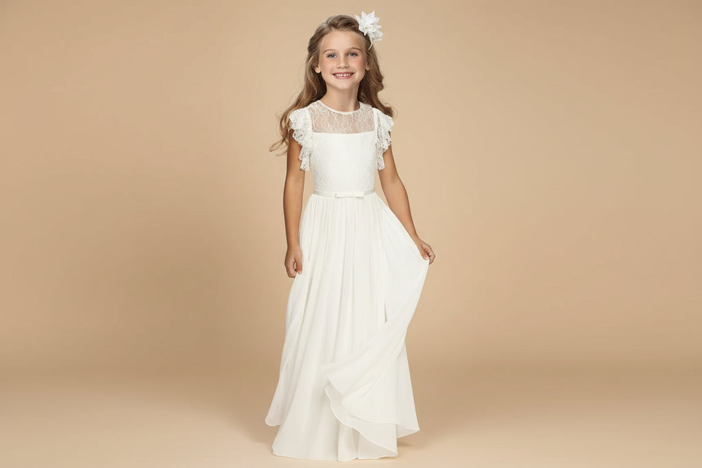 Profil d'une robe de cérémonie blanche style bohème pour enfant.