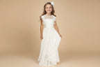 Profil d'une robe de cérémonie blanche style bohème pour enfant.