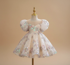 Vue de face sur mannequin d'une robe de cérémonie champagne à paillettes avec col illusion et manches ballons