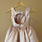 Détail broderie robe cérémonie fille satinée