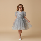 Petite fille portant une robe de cérémonie gris perle avec paillettes et strass