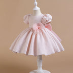 Robe cérémonie fille rose avec tissu structuré et silhouette élégante
