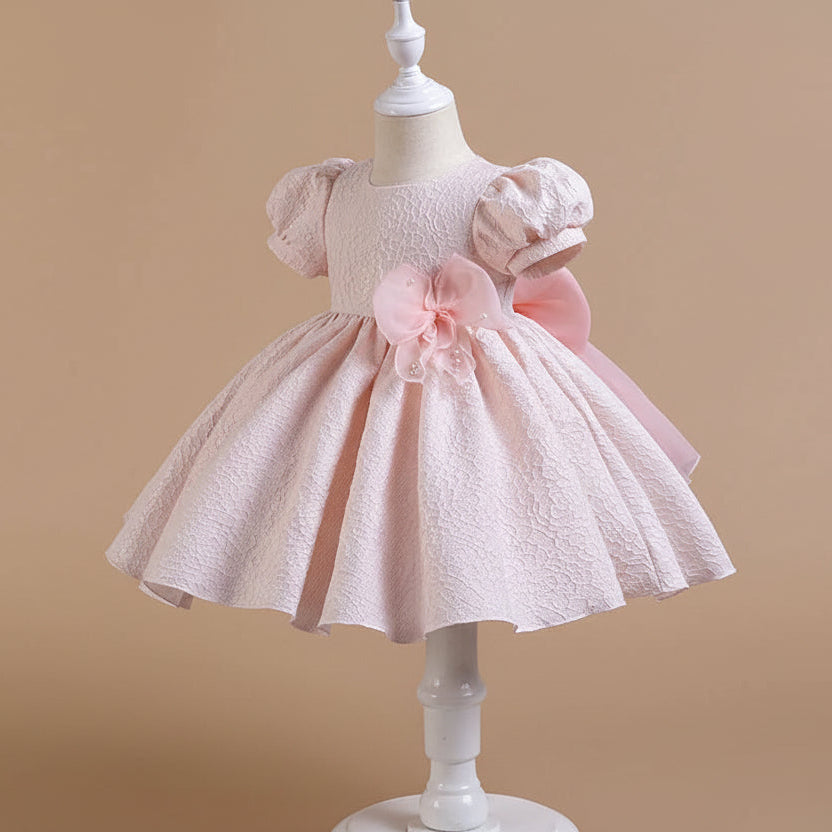 Robe cérémonie fille rose avec tissu structuré et silhouette élégante