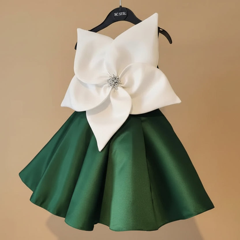 Robe cérémonie fille satin vert avec grande fleur blanche coupe évasée