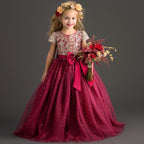 Modèle de robe de cérémonie longue pour enfant en coloris rouge bordeaux avec ceinture à noeud