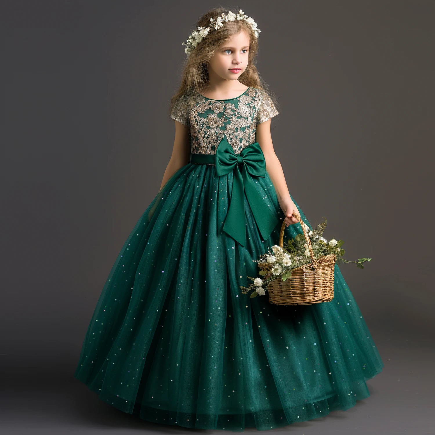Robe de princesse longue vert émeraude avec broderies dorées et jupe en tulle