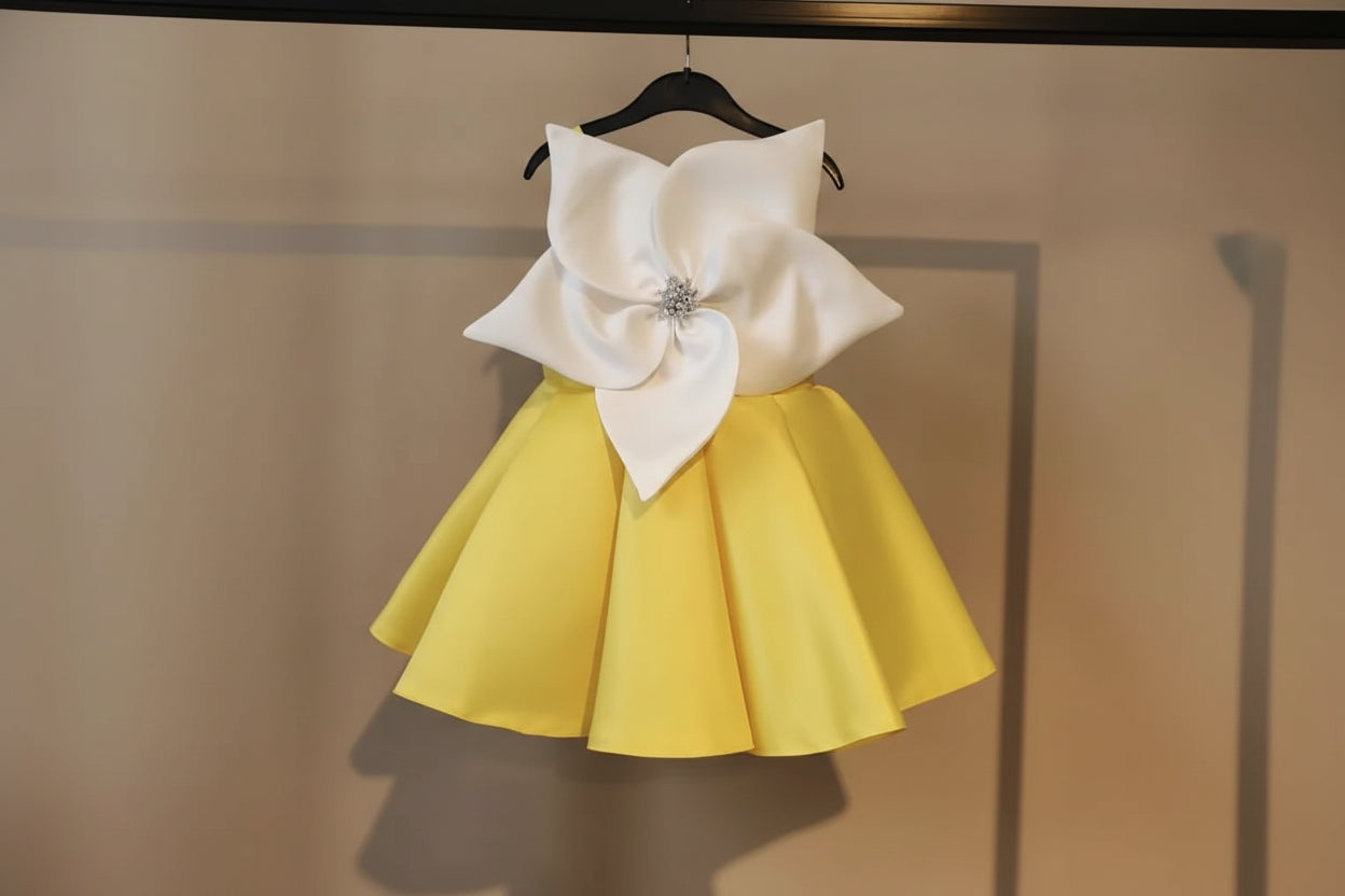 Robe cérémonie fille satin jaune grande fleur pour anniversaire ou fête