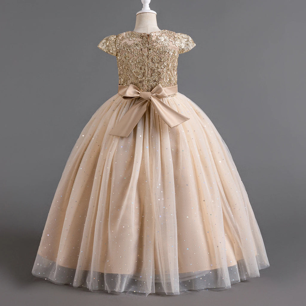Vue arrière de la robe de gala champagne montrant le grand noeud satiné