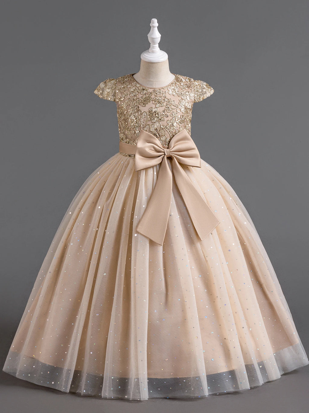 Vue de face sur mannequin de la robe de gala Lucia champagne