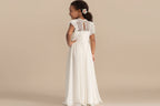 Vue de dos d'une robe de mariage bohème pour enfant avec détails en dentelle.