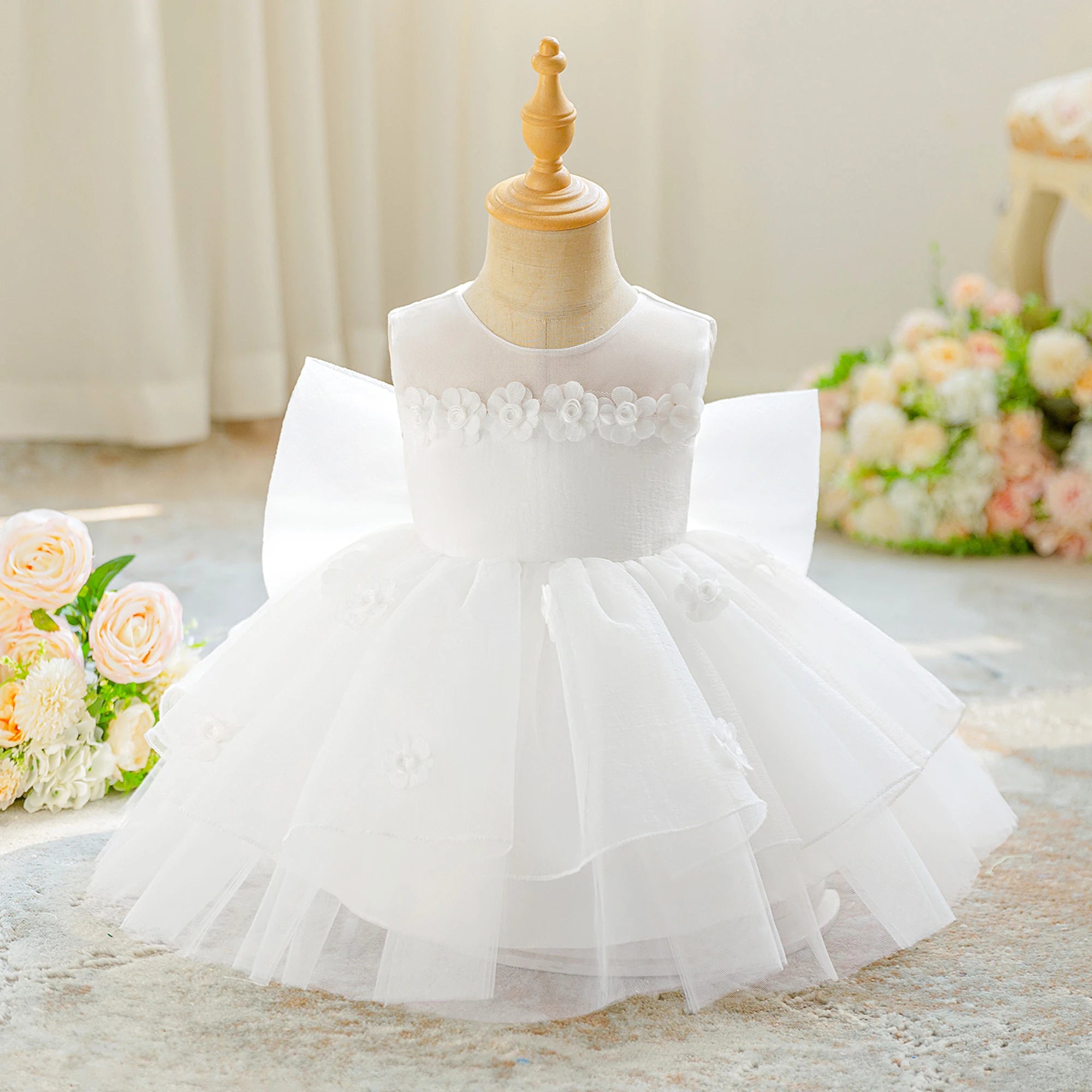 Robe de princesse blanche pour premier anniversaire bébé avec jupon bouffant en tulle.