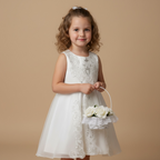 Petite fille portant une robe de princesse blanche avec panier de fleurs pour un mariage