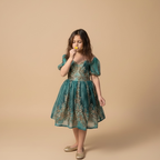 Petite fille portant une robe de princesse vert émeraude avec broderies dorées baroques