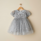 Vue sur cintre de la robe princesse grise avec manches bouffantes et motifs floraux