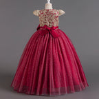 Vue de dos de la robe longue rouge avec son noeud assorti