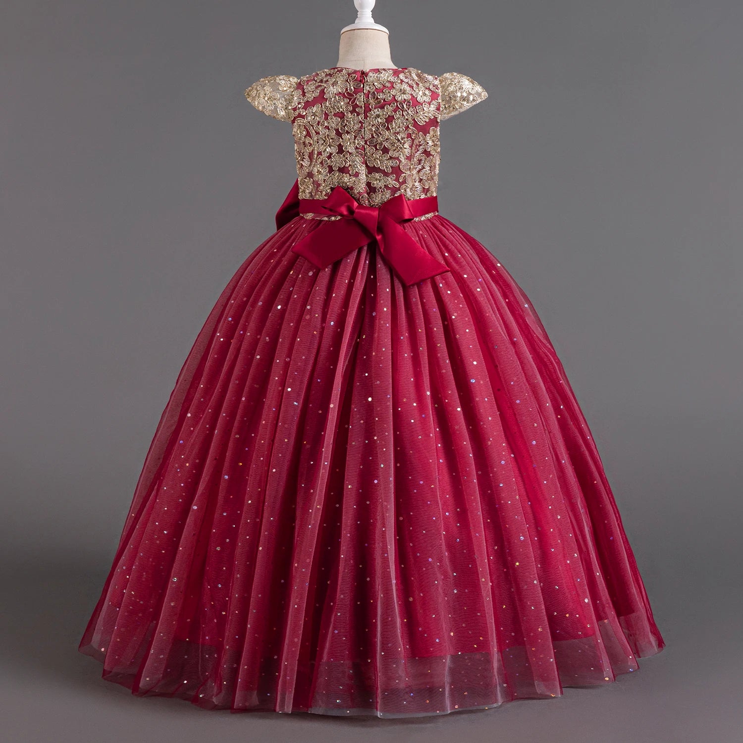 Vue de dos de la robe longue rouge avec son noeud assorti