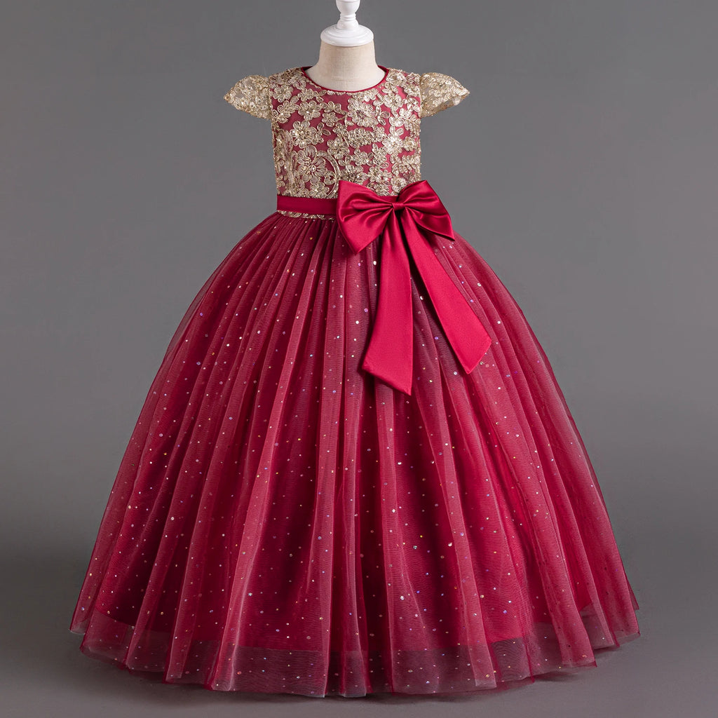 Présentation de la robe de cérémonie rouge bordeaux sur mannequin