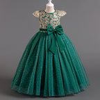 Présentation de la robe de cérémonie vert foncé sur mannequin