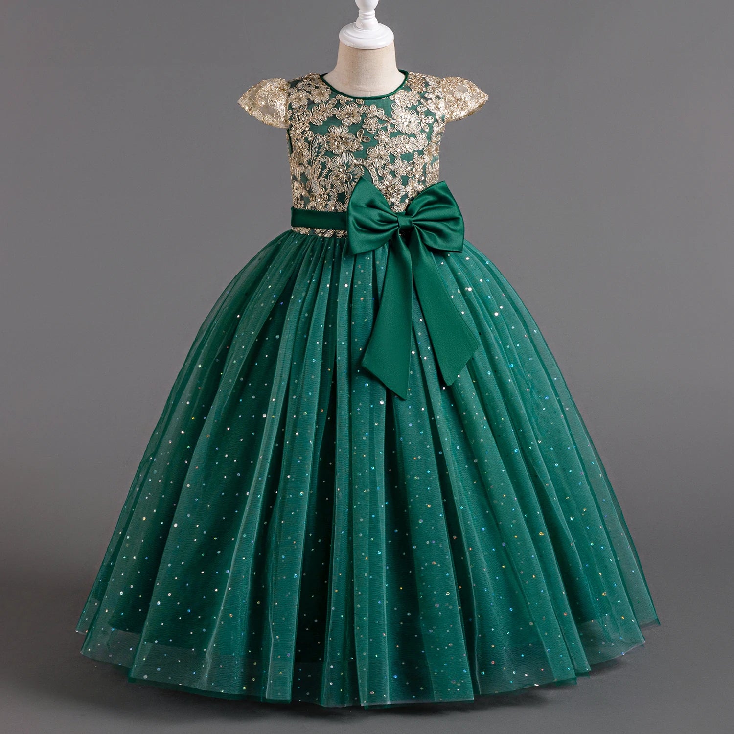 Présentation de la robe de cérémonie vert foncé sur mannequin