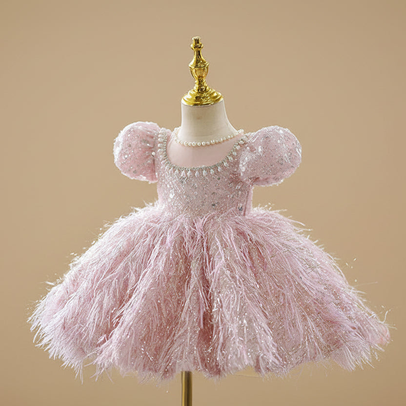 Modèle de robe princesse rose à plumes en version manches courtes pour l'été.