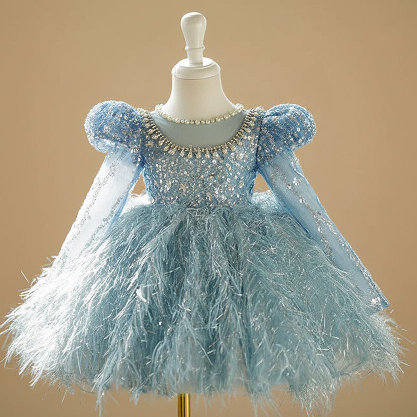 Profil de la robe reine d'hiver bleue mettant en avant les manches bouffantes pailletées.