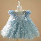 Profil de la robe reine d'hiver bleue mettant en avant les manches bouffantes pailletées.