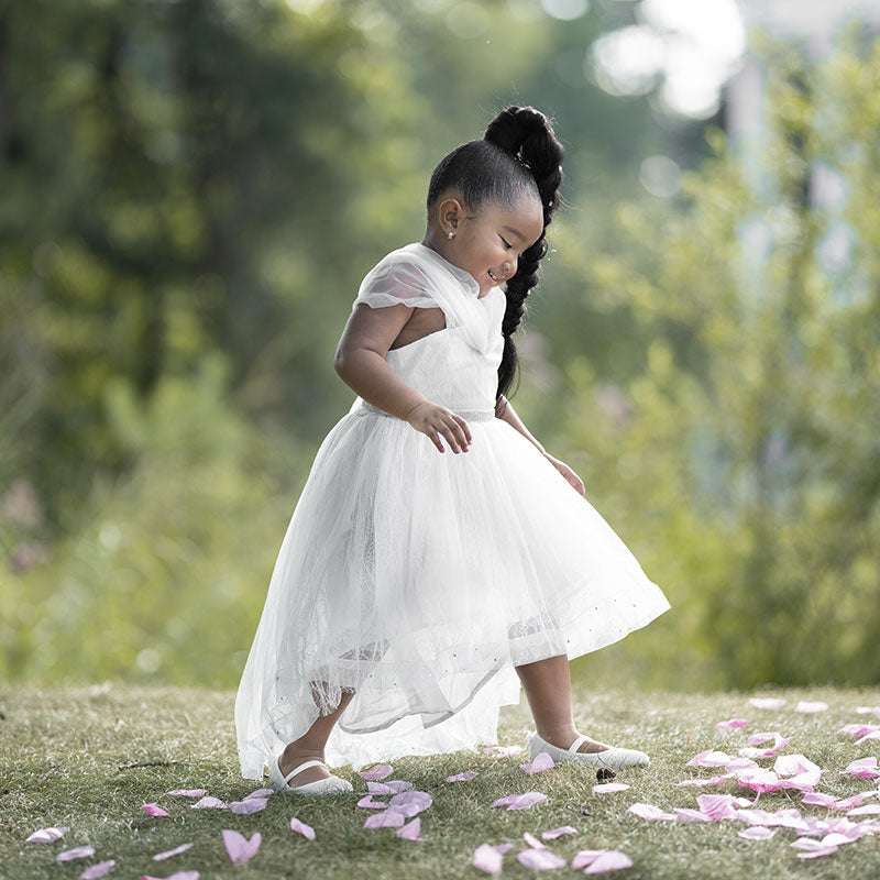 une petite fille dans une magnifique robe cérémonie fille