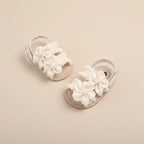 Vue latérale des sandales Fleur de Coton montrant les finitions soignées en dentelle crochetée et la bride de cheville