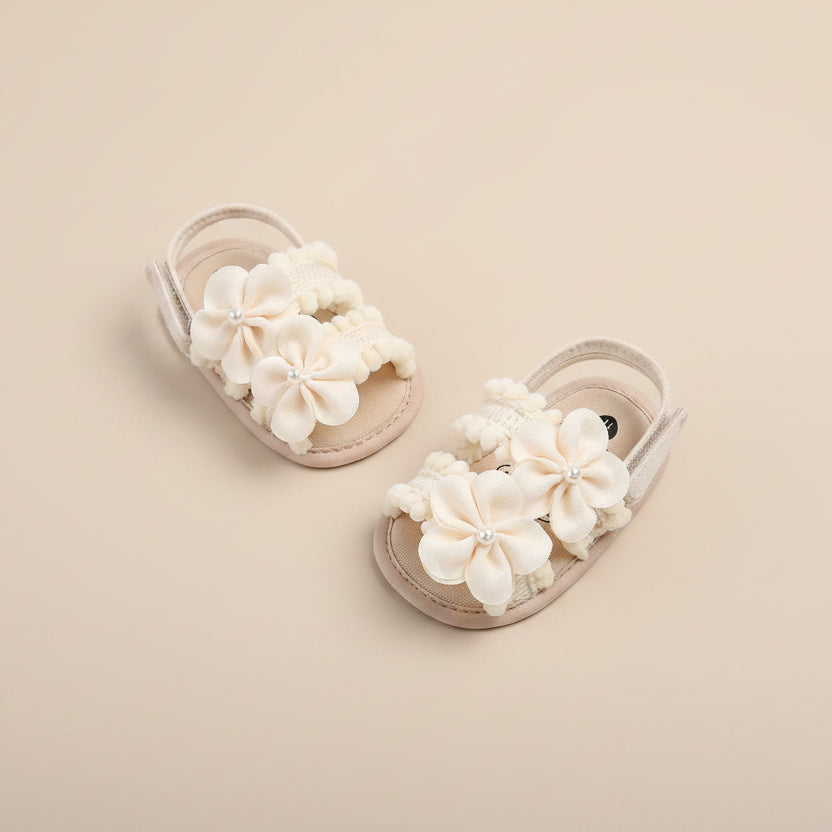 Vue latérale des sandales Fleur de Coton montrant les finitions soignées en dentelle crochetée et la bride de cheville