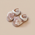 Paire de sandales de cérémonie pour fille couleur vieux rose avec bride perlée et double fleur décorative sur le dessus