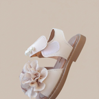 Vue de profil d'une sandale Jade rose mettant en avant la bride de cheville ajustable et la semelle ergonomique